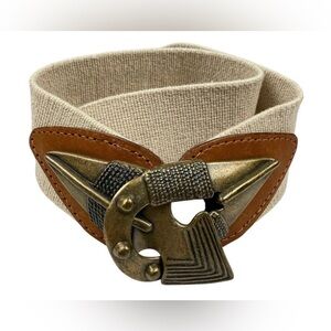 Arrowhead Omega belt. Vintage Size M: cinches your look with effortless style.